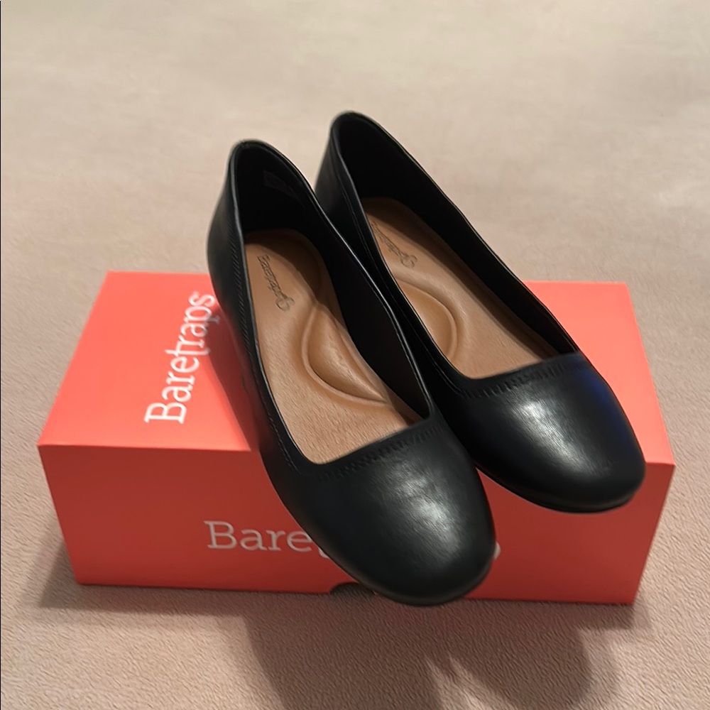 NIB beautiful Beartrap black wedges smoke free pet free home.